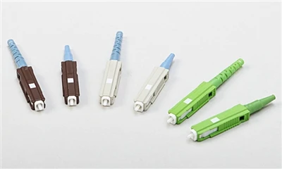 Enseñe a todos cómo usar los conectores rápidos de fibra óptica