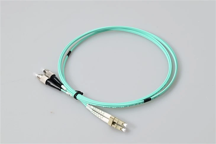 Cable de conexión dúplex multimodo LC UPC a FC UPC OM3 - G657A1 insensible a dobleces, 10 mm mín. Radio de curvatura, LSZH de 2,0 mm