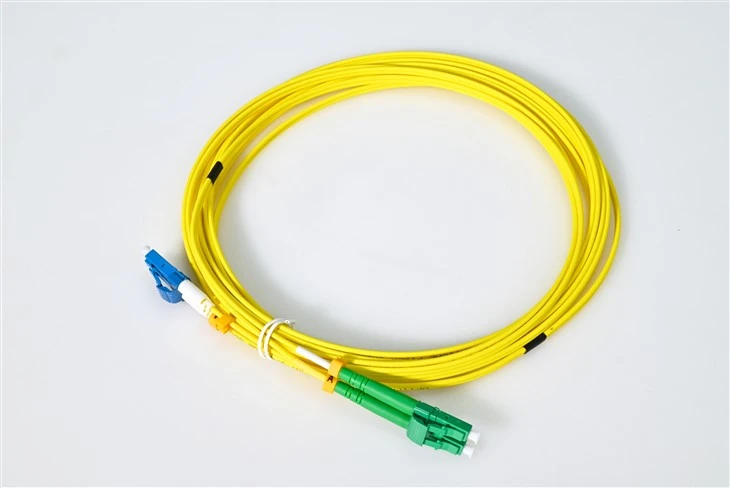 Cable de conexión monomodo híbrido LC UPC a LC APC con fibra insensible curvada G657A1-
