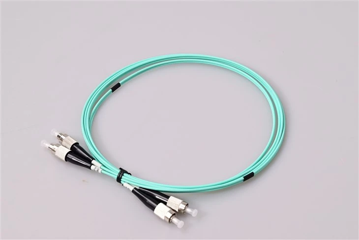 FC UPC a FC UPC OM3 Cable de conexión a una cara con varios modos de funcionamiento con carcasa metálica roscada