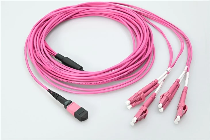 Cable de conexión plenum MTP a LC de 8-fibra OM4 con conector MTP de baja pérdida de 0,35 dB